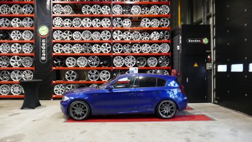 Set 19 inch lichtmetalen OZ Racing Hyper GT velgen gemonteerd op de BMW 1-serie 135i bij Banden XL Dordrecht.JPG