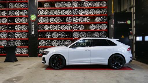 Originele 23 inch Audi RSQ8 velgen in hoogglans zwart gemonteerd op deze Audi RS Q8 bij Banden XL Dordrecht.JPG