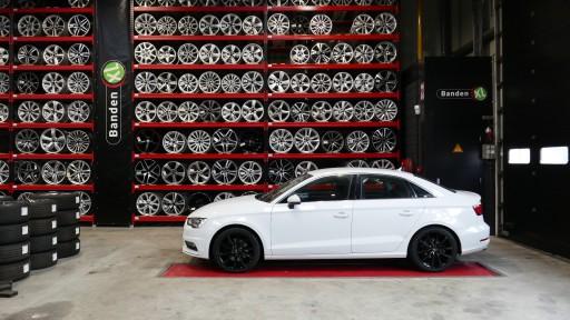 Set 18 inch It Wheels zwart gemonteerd op deze Audi A3 Limousine bij Banden XL Dordrecht.JPG