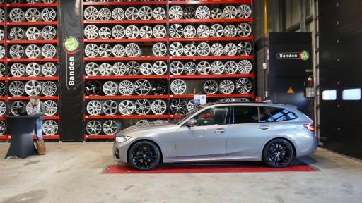 Gemonteerd set 19 inch hoogglans zwarte BMW Styling 791M gemonteerd op deze BMW 3-serie Touring bij Banden XL.JPG