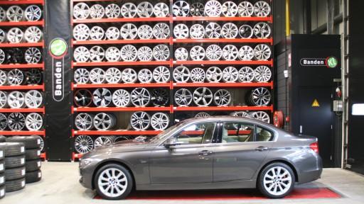 Set 17 inch BMW 3-serie velgen gemonteerd op deze F30 bij Banden XL.jpg