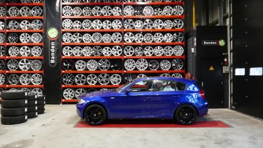Set 18 inch Wheelworld hoogglans zwart velgen gemonteerd op deze BMW 1-serie bij Banden XL Dordrecht.JPG