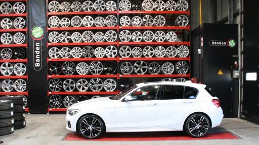 Set 19 inch Monaco GP8 gemonteerd in zwart gepolijst op deze BMW 1-serie bij Banden XL.jpg