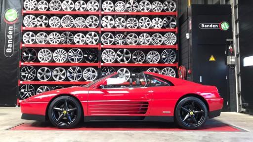 Set 18 inch originele Ferrari 360 Modena velgen gemonteerd op de 348 bij Banden XL.jpg