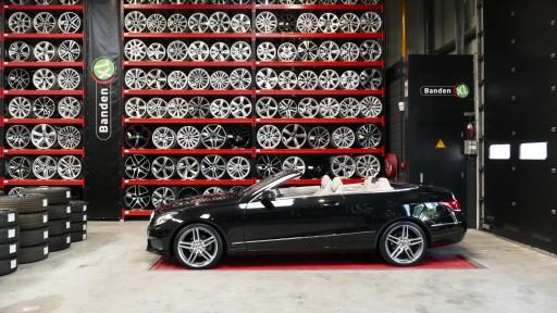 Set 19 inch originele AMG W213 velgen gemonteerd onder de Mercedes E-klasse Cabrio W212 bij Banden XL.JPG