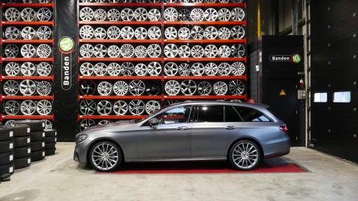 Set 20 inch originele Mercedes AMG velgen gemonteerd op deze E43 Estate bij Banden Xl.JPG