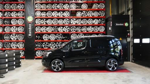 Set 18 inch GMP Katana zwart-gepolijst gemonteerd op deze Opel Combo 2020 bij Banden XL Dordrecht.JPG