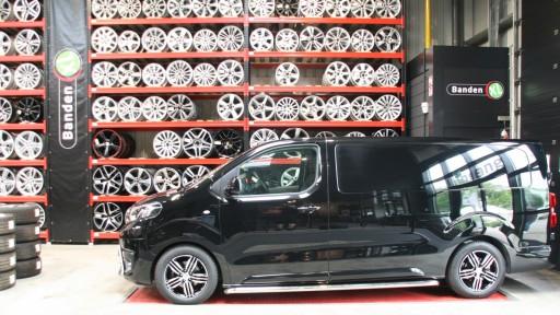 Set Ronal R57 17 inch gemonteerd in zwart - gepolijst op deze Opel Vivaro bij Banden XL.jpg