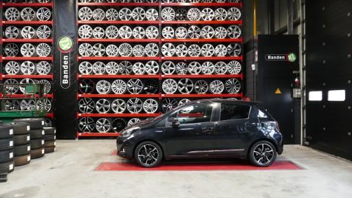 Set 15 inch originele Toyota Yaris velgen gemonteerd bij Banden XL.JPG