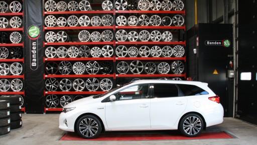 Set 17 inch originele Toyota Auris velgen gemonteerd bij Banden XL.jpg