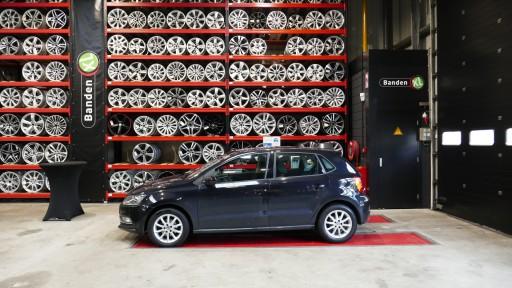 Set 15 inch gebruikte originele lichtmetalen Seat Ibiza velgen gemonteerd op de VW Polo bij Banden XL Dordrecht.JPG