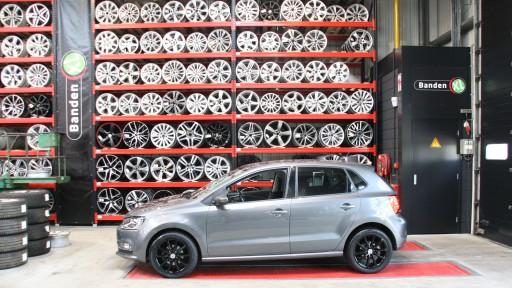 Set 16 inch IT Wheels gemonteerd zwart op deze Volkswagen Polo bij Banden XL.jpg