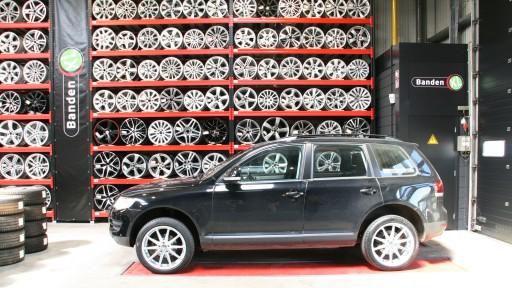 Set 20 inch GMP Gunner gemonteerd onder deze Volkswagen Tiguan bij Banden XL Dordrecht.jpg